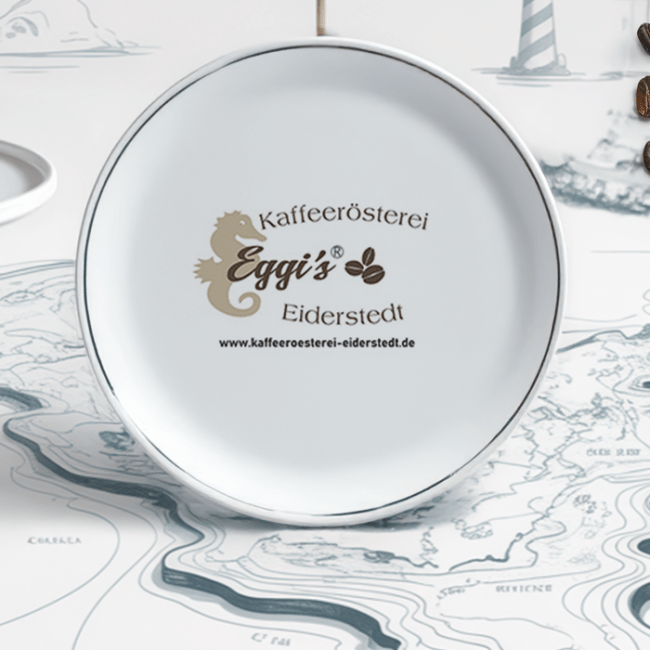 Illustration_Karte_Essen_Wasser_Leutchturm_auf_Teller_Pins_Meer_Eggie_Kafferösterei