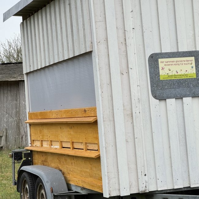 Bioland-Imkerei Wilms Wagen mit Bienen.